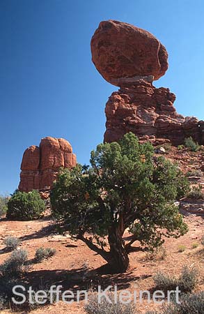 arches np - balanced rock - utah - national park usa 009