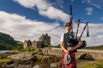2559 Schottland, Skye, Eilean Donan Castle, Dudelsackspieler