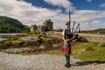 2561 Schottland, Skye, Eilean Donan Castle, Dudelsackspieler