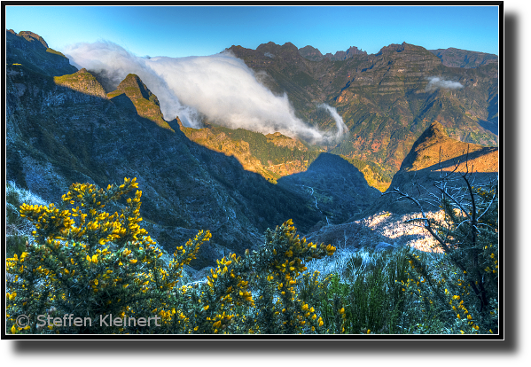 Madeira, Portugal, Wolkenbank wälzt sich ins Tal